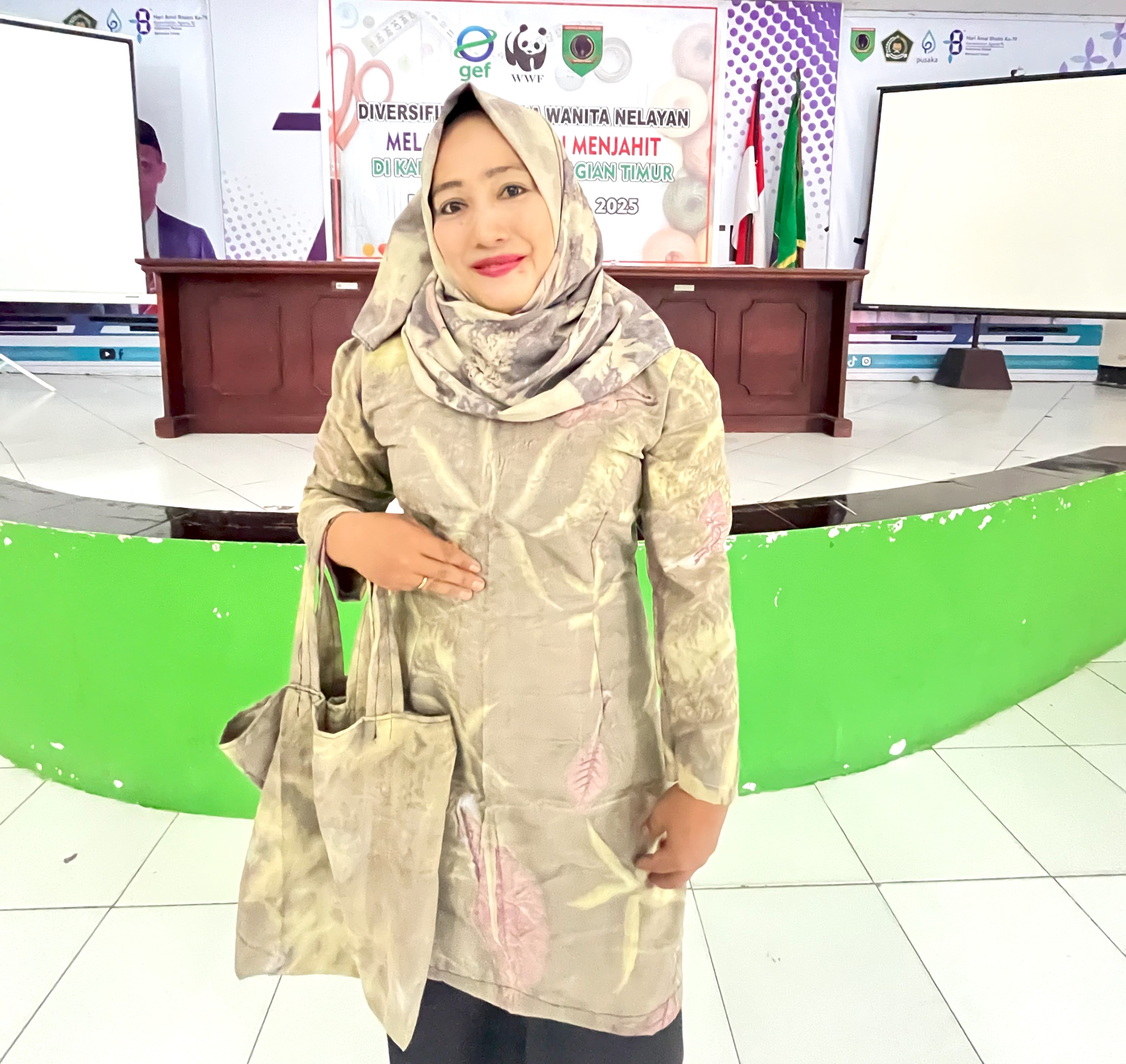 Hasil praktek pelatihan menjahit Perempuan Nelayan di Bula Kabupaten Seram Bagian Timur Provinsi Maluku menciptakan produk turunan dari ecoprint berupa tote bag, pouch, pasmina, dan kemeja, kegiatan ini difasilitasi melalui pendanaan hibah GEF 6 CFI Indonesia (23-26/04/2025)